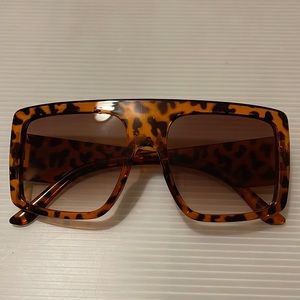 Oversized sunglasses with the shield Frame and the leopard print design